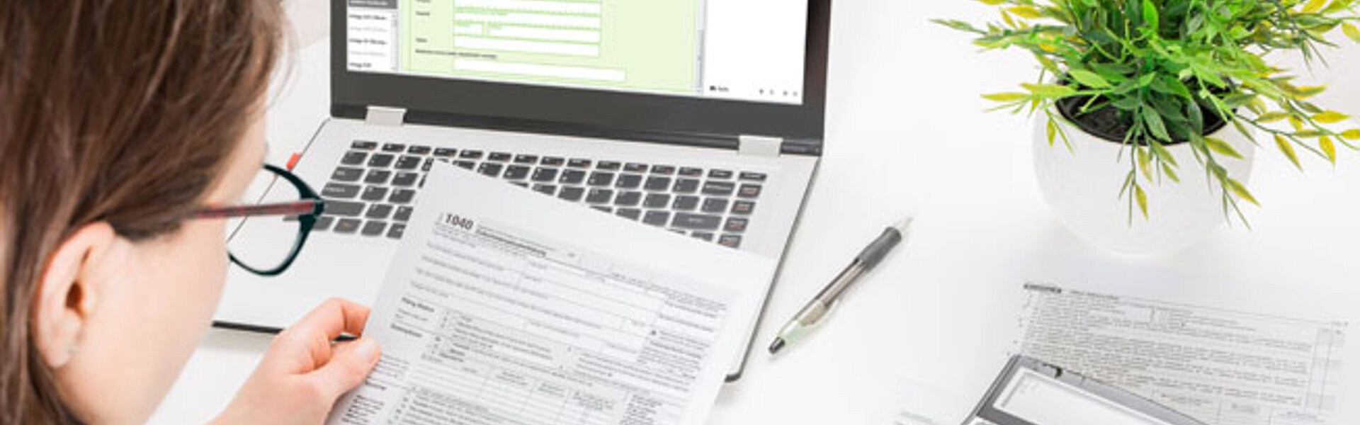 Steuererklärung 2019 Abgabefrist verlängert RTS Einkommensteuererklärung Frau am Büro mit Laptop Taschenrechner