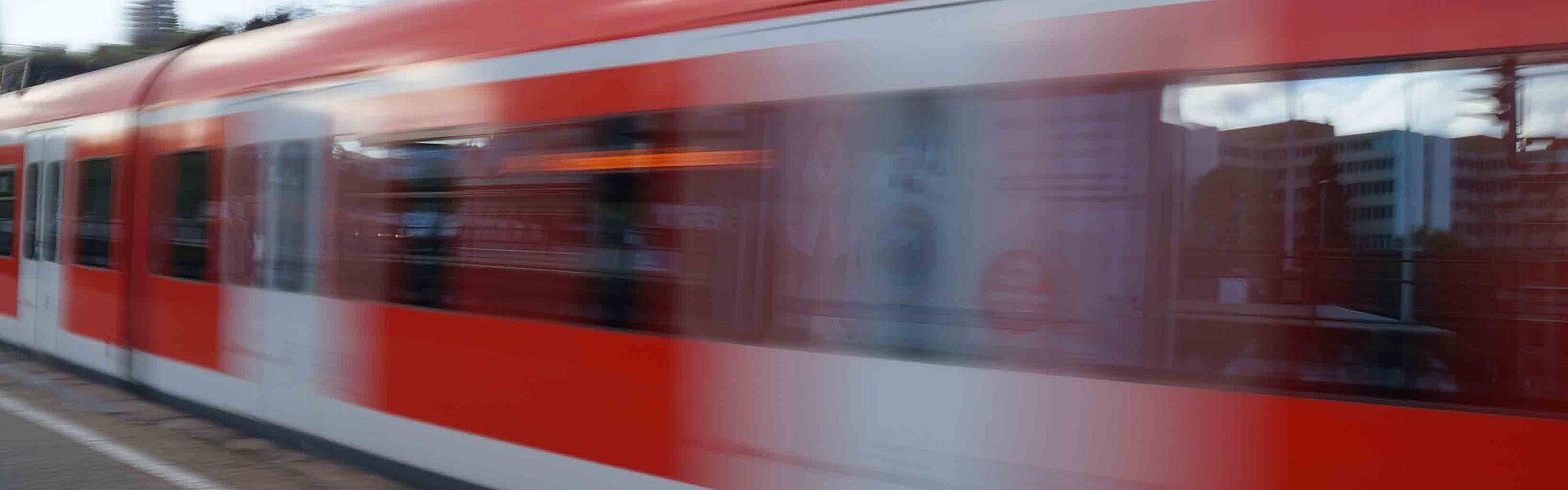 Mobilitätsprämie für Geringverdiener – große Steuerentlastung? Mobilitätsprämie, Zug, S-Bahn, Bahnhof