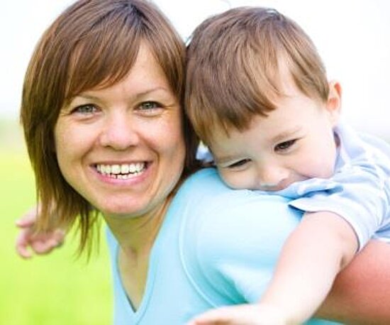 RTS Muttertag Mutter mit kleinem Junge im Arm