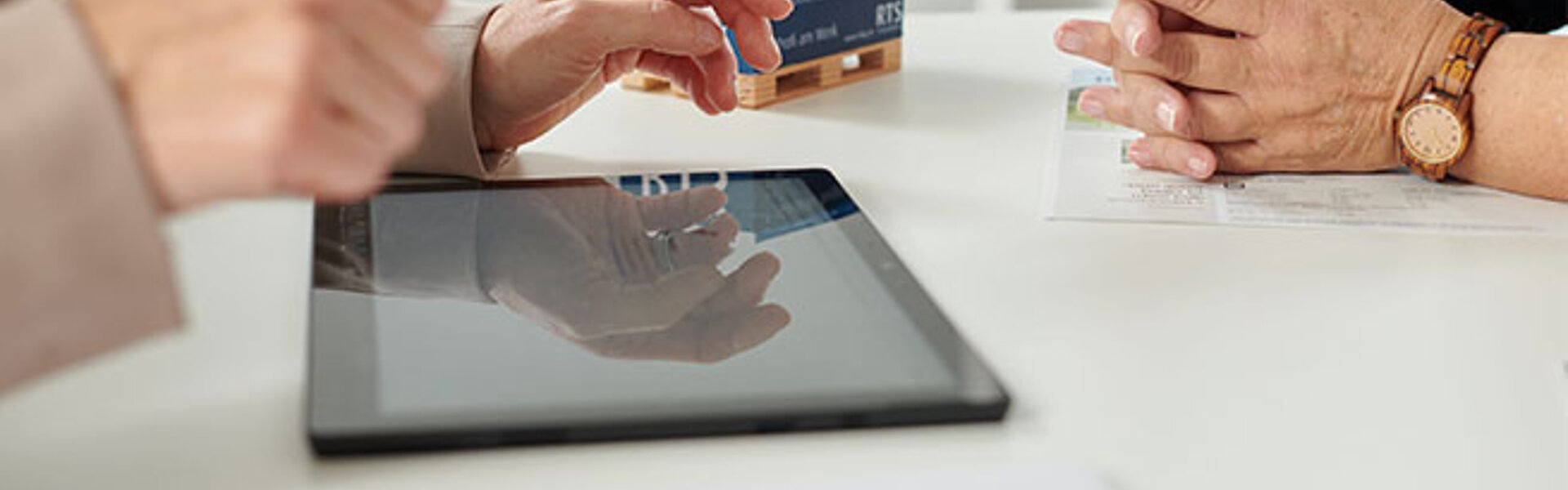 Tipp für Unternehmer: Digitalisierungsmaßnahmen und Kosten für Hygienevorkehrungen einreichen Tablett auf dem Schreibtisch mit Notizblock im Hintergrund