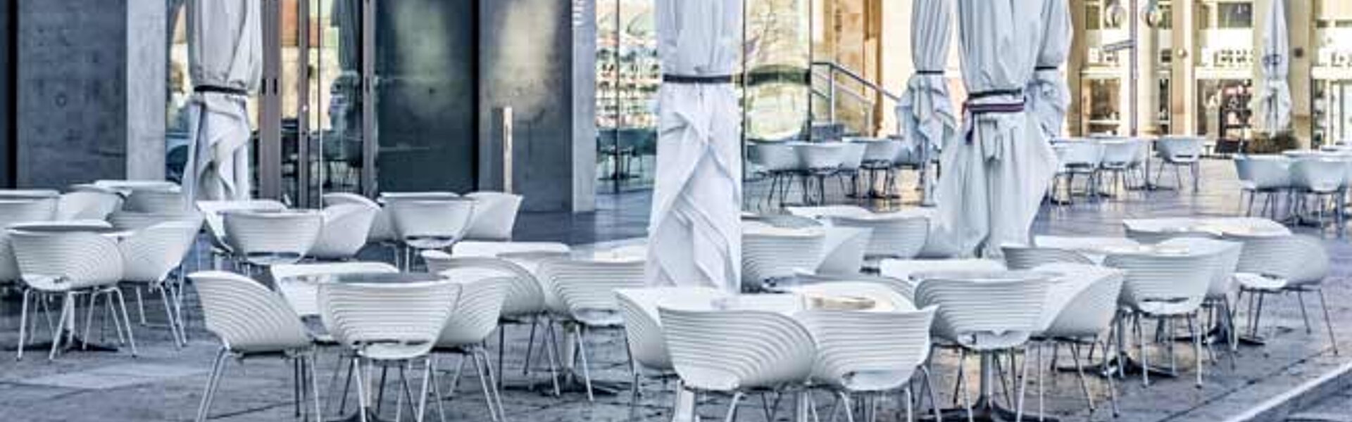 Novemberhilfe – die außerordentliche Wirtschaftshilfe Außenbereich von einem Restaurant mit Sitzmöglichkeiten