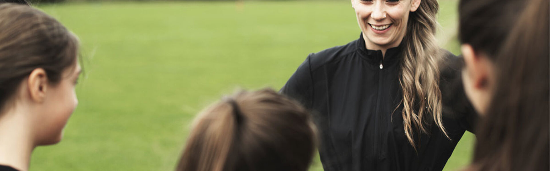 Was verbirgt sich hinter den vier Sphären der Gemeinnützigkeit? RTS Steuerberater Verein Trainerin Fußball Mädchen Sport