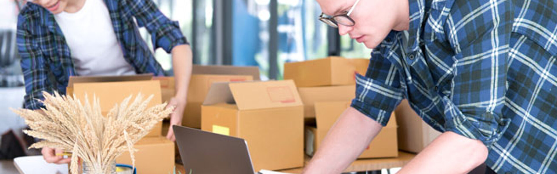 Bundesprogramm Ausbildungsplätze sichern Umzug Kartons Laptop Azubis Ausbildungsplätze