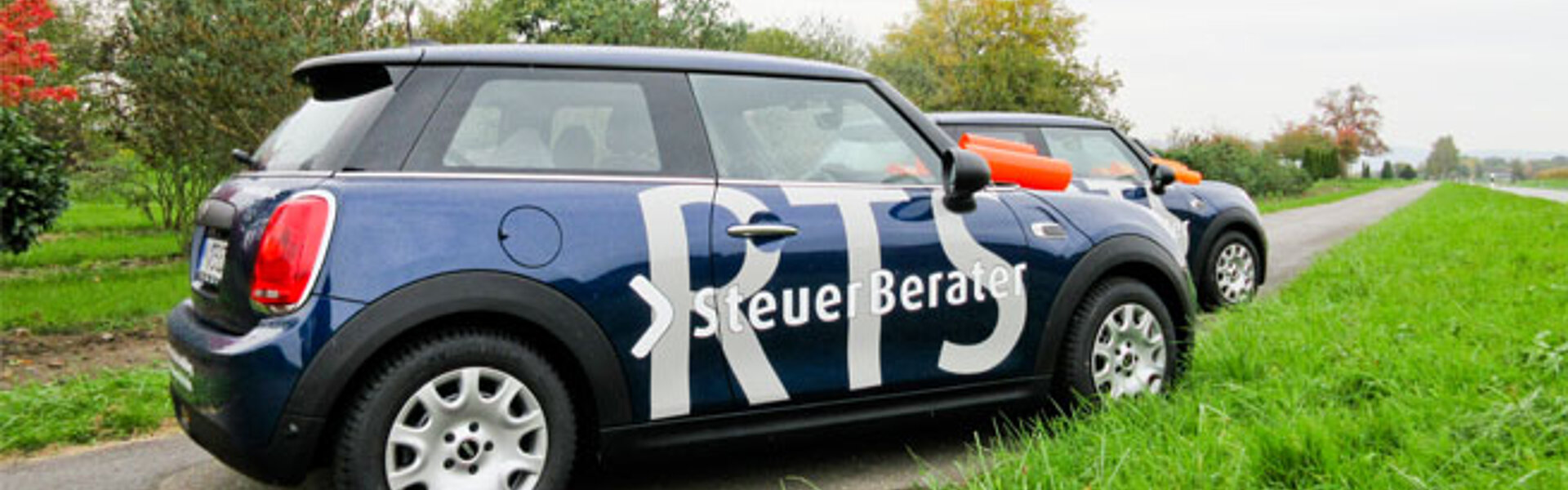 Tipps von Steuerberaterin Beate Borenski-Messing: Wie Sie mit dem Auto Steuern sparen Auszubildende-Auto-Mini-Blau-Fahren-PKW-Ausbildung