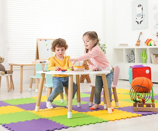 Betriebskindergarten Konstanz zwei Kinder Spielzimmer