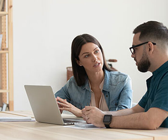 Zwei Personen, Beratung, gemeinnützige Unternehmen, Laptop