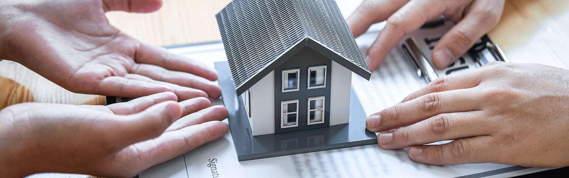 Private Veräußerung von Immobilien RTS Immobilien Modellhaus im Gespräch
