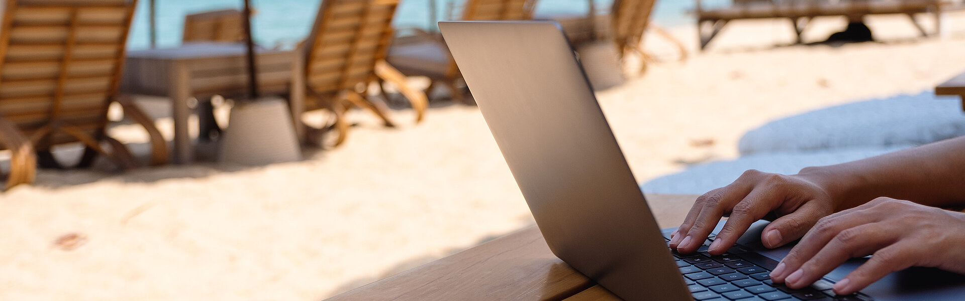 Workation und Homeoffice im Ausland: Rechtlicher Überblick RTS Workation Homeoffice im Ausland Laptop im Urlaub