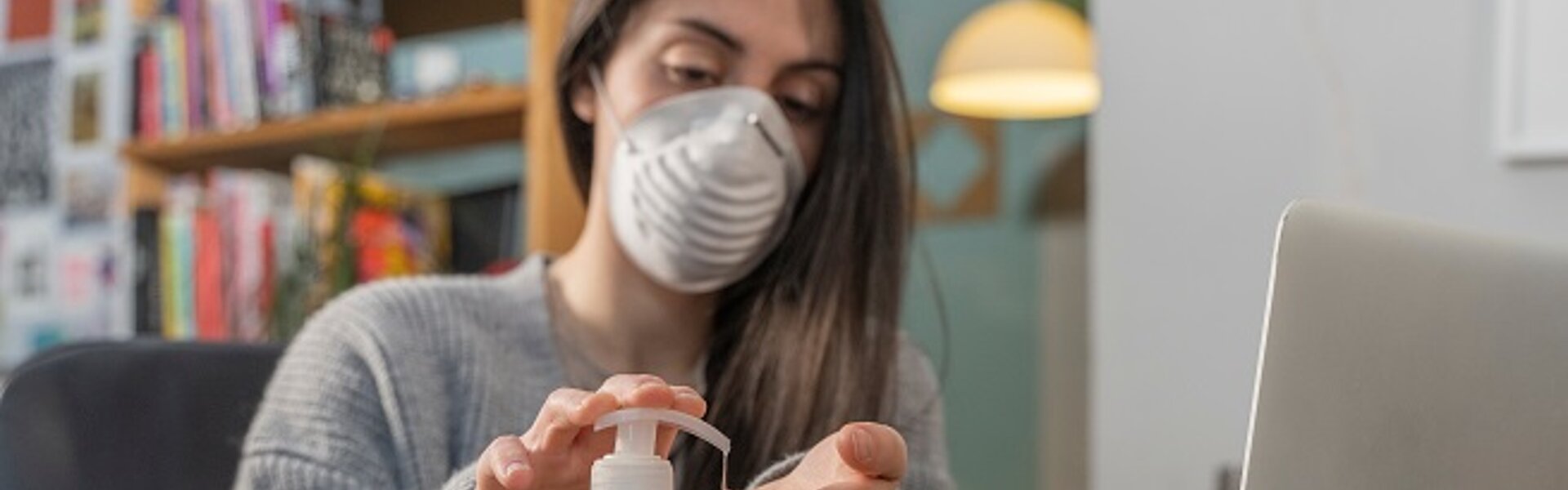 Maßnahmen bei wirtschaftlichen Schwierigkeiten in Folge des Coronavirus RTS Frau mit FFP2 Mundschutz desinfiziert ihre Hände