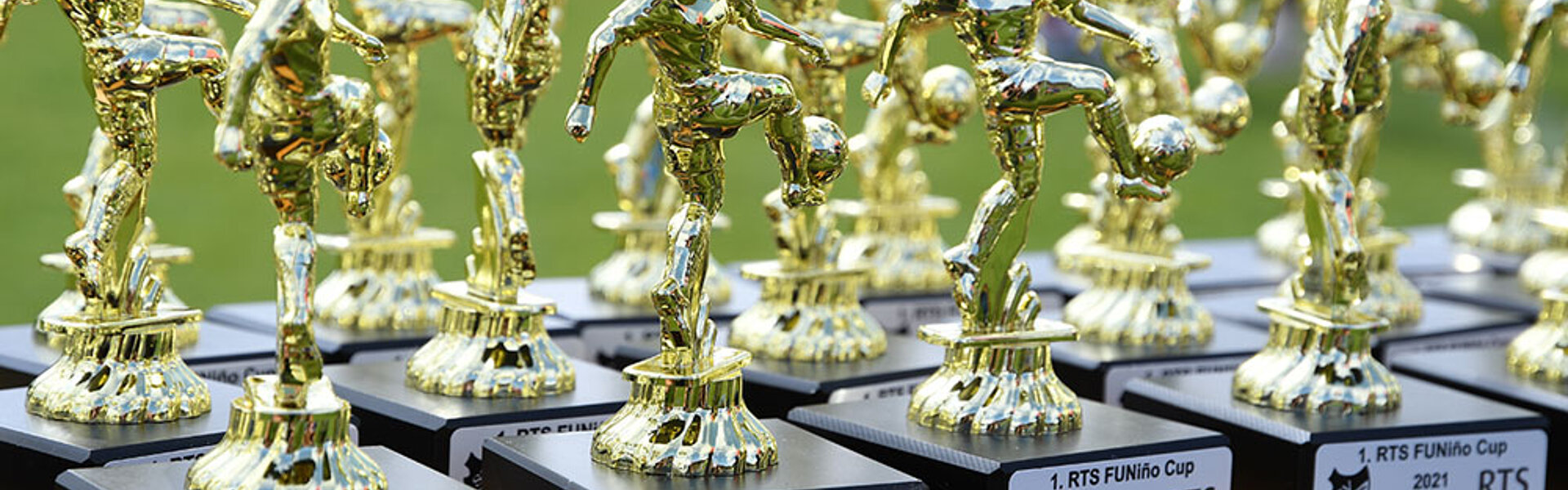RTS FUNiño Cup – Fußball wieder im Mittelpunkt RTS Fußballturnier goldene Pokale