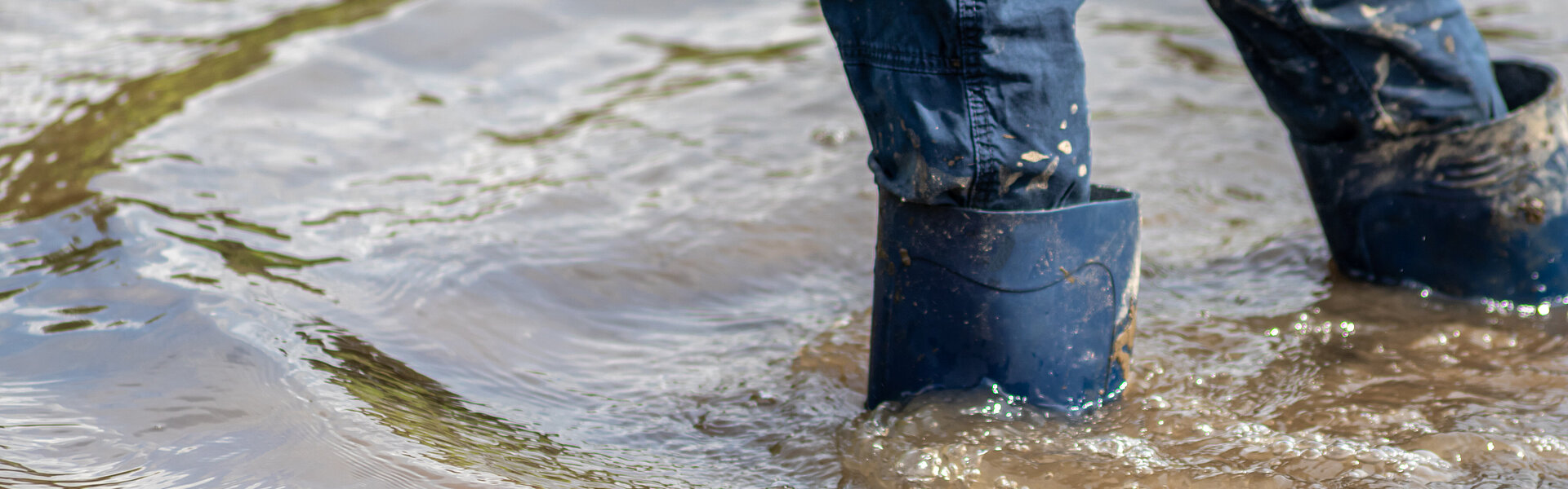 Steuerliche Aspekte der finanziellen Entschädigung bei Hochwasserschäden: Was Vermieter wissen sollten Gummistiefel im Hochwasser