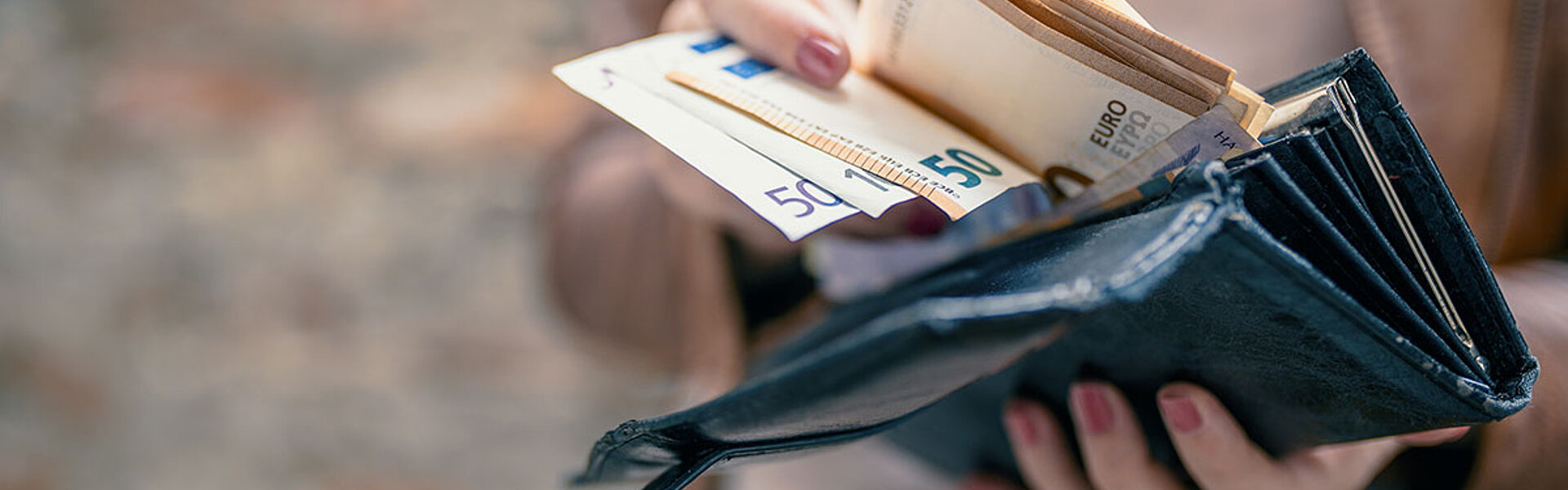 Steuernachzahlung trotz Kurzarbeit Geldbeutel mit fünfzig Euro Scheinen