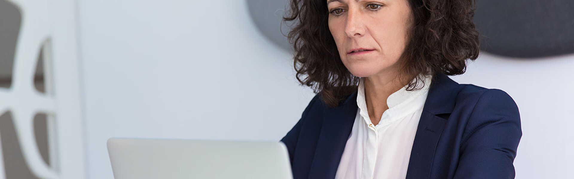 Whistleblower in KMU: Ist ein internes Meldesystem notwendig? Frau schaut entsetzt und verwirrt auf ihren Laptop Whistleblower