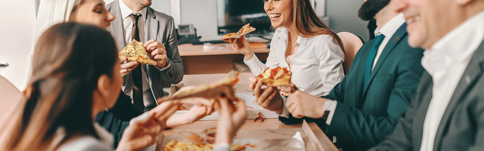 Bewirtungsbeleg und Eigenbeleg: seit dem 1. Juli 2021 gelten diese Regelungen bei den Bewirtungskosten Mensch, Pizza, Besprechung