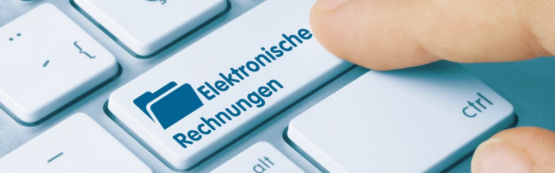 Elektronische Rechnung wird ab 2025 Pflicht – die „E-Rechnung" Finger auf Tastatur Taste