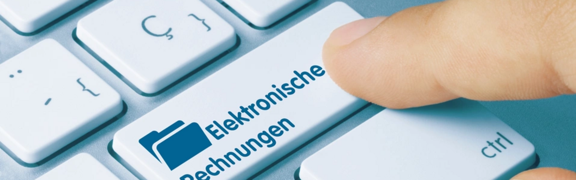 E-Rechnung: Der Schlüssel zum Vorsteuerabzug Finger auf Tastatur Taste