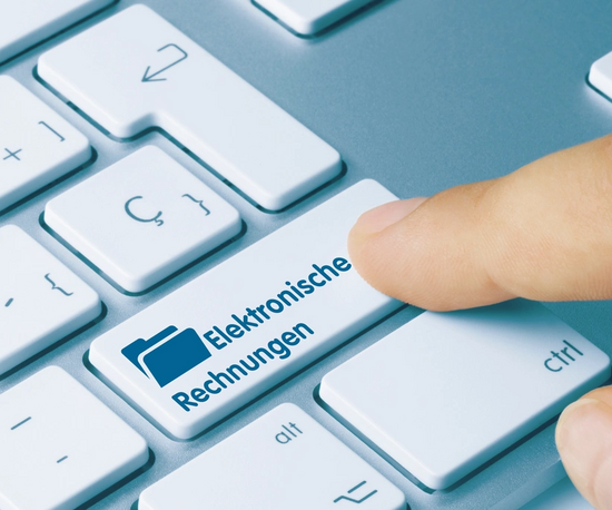 Finger auf Tastatur Taste