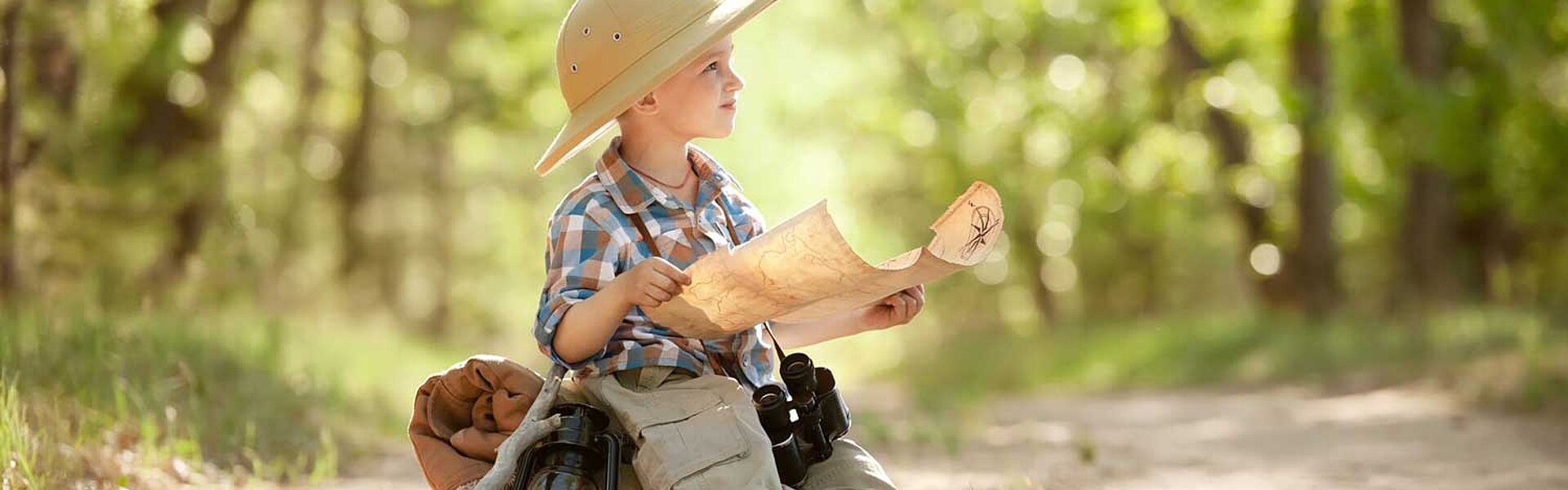 Kinder in der Corona-Krise: Was ist der Plan für die Kleinsten der Gesellschaft? Wanderer kleiner Junge im Wald mit Karte