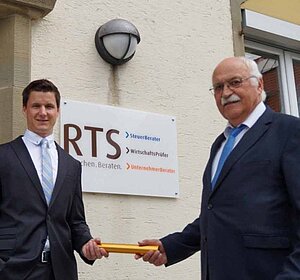 StB Helmut Link (rechts) übergibt den Staffelstab an StB Marcel Härle (links), Bildquelle: RTS StB Helmut Link übergibt den Staffelstab an StB Marcel Härle
