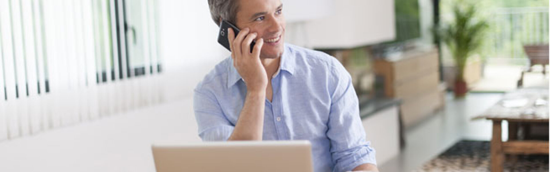 Homeoffice während Corona - Tipps für die Steuererklärung Mann im Homeoffice telefoniert an seinem Arbeitsplatz