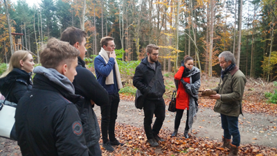 Forstprojekt-Azubis-Studenten-Wald-Grünes-Klassenzimmer-Pflanzen-Nachhaltigkeit-RTS Steuerberatung Förster erklärt wie man Bäume einpflanzt